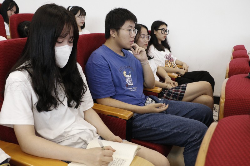 台下学生认真聆听做笔记