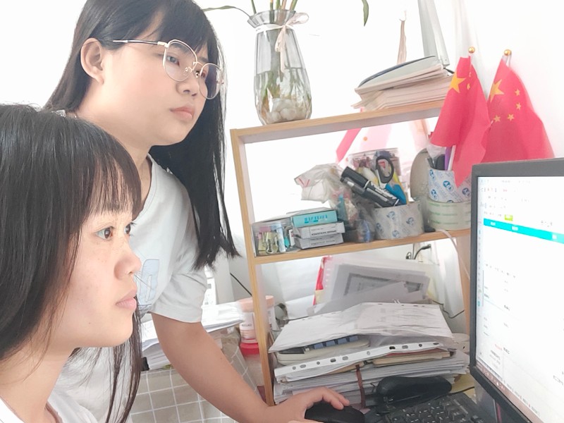 韦艳慧和她的创业伙伴刘艳蕾同学 韦艳慧和她的创业伙伴刘艳蕾同学
